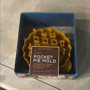 Williams Sonoma Yellow Scalloped Edge Pie Mold Bakeware